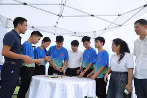 Đại biểu tham quan hoạt động chế tạo và trưng bày sản phẩm STEM của các trường tham gia.