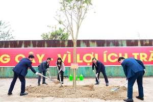 Chủ tịch UBND tỉnh Bắc Ninh Phạm Hoàng Sơn cùng đại diện sở, ngành, địa phương trồng cây hưởng ứng lễ phát động.