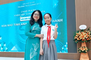 Trần Bảo Minh - lớp 6A1 với điểm tuyệt đối giành Huy chương Vàng và Cúp vô địch trong Cuộc thi Olympic Toán học Quốc tế HKIMO. 