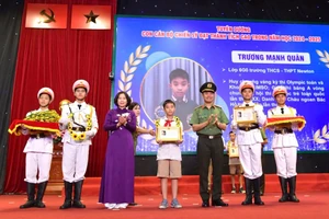 Đại biểu tặng quà cho học sinh đạt thành tích xuất sắc.