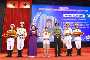 Đại biểu tặng quà cho học sinh đạt thành tích xuất sắc.