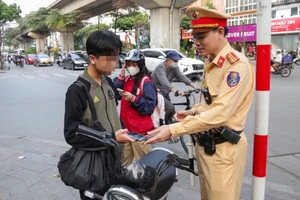 CSGT xử lý học sinh vi phạm trật tự ATGT tại khu vực các cổng trường học.