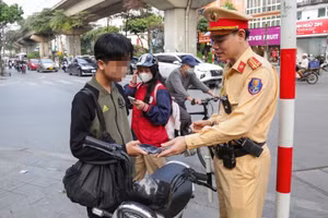 CSGT xử lý học sinh vi phạm trật tự ATGT tại khu vực các cổng trường học.