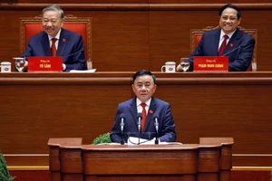 Đồng chí Trần Cẩm Tú, Ủy viên Bộ Chính trị, Thường trực Ban Bí thư trình bày báo cáo, tiếp thu tại phiên bế mạc. Ảnh: TTXVN