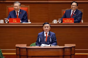 Đồng chí Trần Cẩm Tú, Ủy viên Bộ Chính trị, Thường trực Ban Bí thư trình bày báo cáo, tiếp thu tại phiên bế mạc. Ảnh: TTXVN