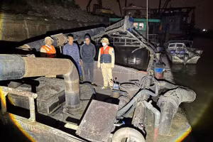 Lực lượng chức năng kiểm tra tàu cát trong đêm.