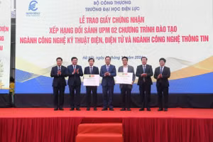 Hai chương trình đào tạo ngành Công nghệ thông tin và Điện - Điện tử đã được trao chứng nhận UPM.