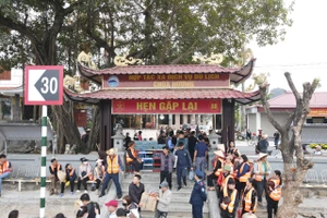 Du khách đến với chùa Hương.