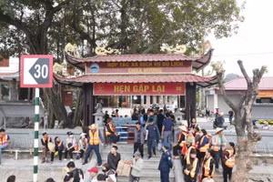 Du khách đến với chùa Hương.