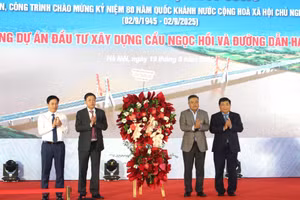 Phó Thủ tướng Nguyễn Chí Dũng tặng hoa chúc mừng. (Ảnh: ĐH)