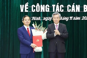 Ông Nguyễn Quang Dương- Phó Trưởng Ban Tổ chức Trung ương (bên phải) trao quyết định cho ông Phạm Hoàng Sơn.