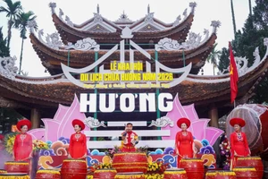 Biểu diễn trống hội Thăng Long trong ngày khai mạc Lễ hội chùa Hương. 