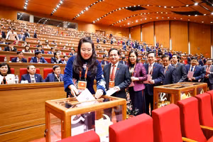 Đại biểu bỏ phiếu bầu Ban Chấp hành Trung ương Đảng khoá XIV. Ảnh: TTXVN.