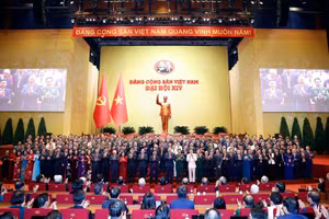 Ban Chấp hành Trung ương Đảng khóa XIV ra mắt Đại hội. Ảnh: TTXVN.