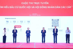Đại biểu thực hiện nghi thức phát động Cuộc thi trực tuyến tìm hiểu bầu cử Quốc hội và HĐND các cấp.