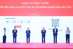 Đại biểu thực hiện nghi thức phát động Cuộc thi trực tuyến tìm hiểu bầu cử Quốc hội và HĐND các cấp.