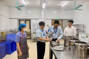 Thành viên đoàn kiểm tra ATTP tại bếp ăn.