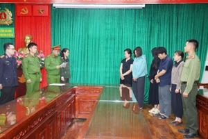 Cơ quan chức năng đọc quyết định khởi tố vụ án, khởi tố bị can và Lệnh bắt bị can để tạm giam.