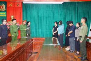 Cơ quan chức năng đọc quyết định khởi tố vụ án, khởi tố bị can và Lệnh bắt bị can để tạm giam.