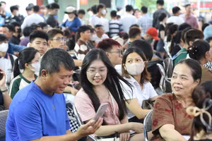 Phụ huynh, tân sinh viên chia sẻ niềm vui với gia đình trong ngày nhập học.