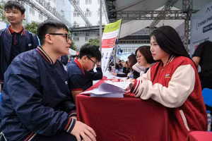 Học sinh được tư vấn, hướng nghiệp tại ngày hội.