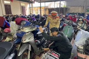 CSGT kiểm tra bãi xe phát hiện nhiều học sinh vi phạm.