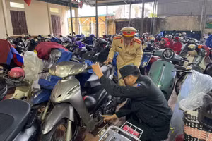 CSGT kiểm tra bãi xe phát hiện nhiều học sinh vi phạm.