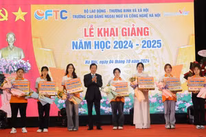 PGS.TS. Bùi Văn Quân trao khen thưởng cho tân sinh viên có điểm cao đầu vào các ngành đào tạo.