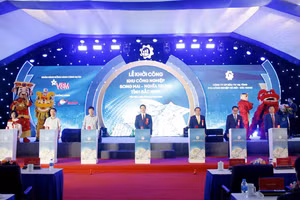 Các đại biểu thực hiện nghi thức khởi công KCN Song Mai – Nghĩa Trung.