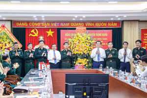 Trưởng ban Tuyên giáo Trung ương Nguyễn Trọng Nghĩa tặng hoa chúc mừng tới các thế hệ giảng viên, cán bộ của Học viện Kỹ thuật Quân sự (Ảnh: Đăng Chung).