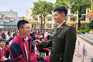 Học sinh giao lưu, trao đổi những kiến thức về an ninh mạng.