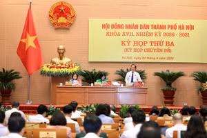 Phó Chủ tịch Thường HĐND TP Hà Nội Trần Thế Cương điều hành nội dung kỳ họp. (Ảnh: TT).