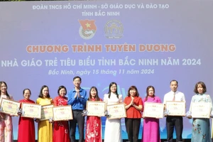 Phó Giám đốc Sở GD&ĐT Bắc Ninh Nguyễn Thị Ngọc (thứ 5 từ phải qua) cùng đại biểu trao Giấy khen cho các Nhà giáo trẻ tiêu biểu.