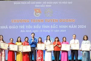 Phó Giám đốc Sở GD&ĐT Bắc Ninh Nguyễn Thị Ngọc (thứ 5 từ phải qua) cùng đại biểu trao Giấy khen cho các Nhà giáo trẻ tiêu biểu.