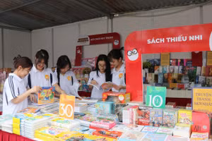 Học sinh, sinh viên trải nghiệm đọc sách tại các gian trưng bày.