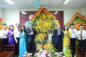 Quyền Chủ tịch UBND tỉnh Bắc Giang Mai Sơn cùng lãnh đạo tỉnh Bắc Giang tặng hoa chúc mừng Sở GD&ĐT nhân kỷ niệm 42 năm Ngày Nhà giáo Việt Nam.