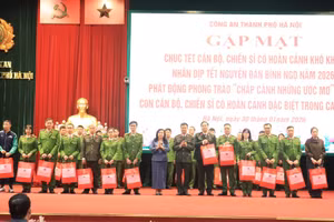 Công an TP Hà Nội và đơn vị trao tặng các phần quà Tết ý nghĩa tới các cán bộ, chiến sĩ có hoàn cảnh khó khăn.
