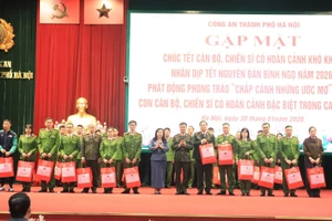 Công an TP Hà Nội và đơn vị trao tặng các phần quà Tết ý nghĩa tới các cán bộ, chiến sĩ có hoàn cảnh khó khăn.