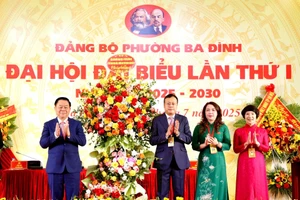 Trưởng Ban Tuyên giáo và Dân vận Trung ương Nguyễn Trọng Nghĩa tặng hoa chúc mừng Đại hội (Ảnh: VT).