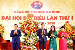 Trưởng Ban Tuyên giáo và Dân vận Trung ương Nguyễn Trọng Nghĩa tặng hoa chúc mừng Đại hội (Ảnh: VT).