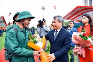 Chủ tịch UBND TP Hà Nội Vũ Đại Thắng tặng hoa, động viên các tân binh. (Ảnh: VT)