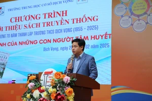 Thầy Lưu Văn Thông - Hiệu trưởng Trường THCS Dịch Vọng phát biểu tại lễ giới thiệu sách.