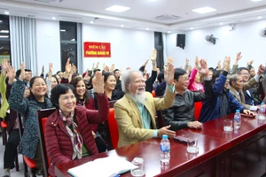 Cử tri biểu quyết tán thành giới thiệu ông Vũ Đại Thắng ứng cử đại biểu HĐND TP Hà Nội.