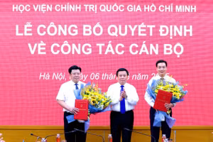 GS.TS Nguyễn Xuân Thắng trao Quyết định điều động và bổ nhiệm giữ chức vụ chức Chánh Văn phòng cho PGS.TS Trần Thanh Giang (bên phải).