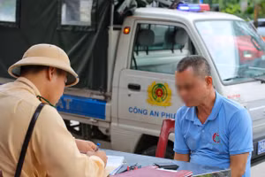 CSGT lập biên bản trường hợp lái xe vi phạm.