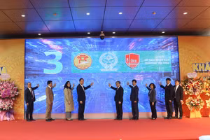 Lãnh đạo TP Hà Nội cùng đại biểu bấm nút khởi động hệ thống quản trị trường học số. 