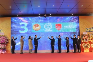 Lãnh đạo TP Hà Nội cùng đại biểu bấm nút khởi động hệ thống quản trị trường học số. 