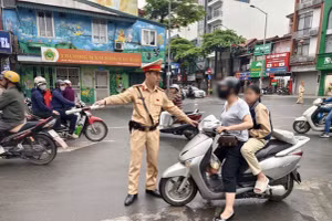 CSGT dừng xe, kiểm tra trường hợp phụ huynh vi phạm trật tự ATGT.