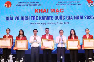 Thừa ủy quyền, Phó Chủ tịch UBND tỉnh Bắc Ninh Lê Xuân Lợi (thứ 3 từ trái qua) trao Huân chương Lao động hạng Nhì cho các HLV, VĐV đội tuyển Karate Quốc gia đạt thành tích xuất sắc.