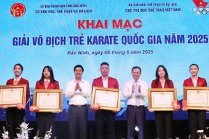 Thừa ủy quyền, Phó Chủ tịch UBND tỉnh Bắc Ninh Lê Xuân Lợi (thứ 3 từ trái qua) trao Huân chương Lao động hạng Nhì cho các HLV, VĐV đội tuyển Karate Quốc gia đạt thành tích xuất sắc.